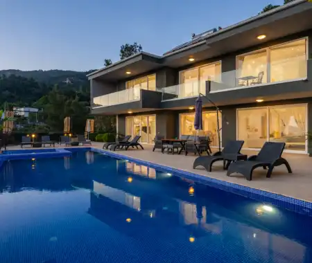 Villa Velaris Age